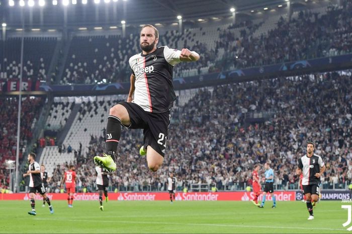 Striker Juventus, Gonzalo Higuain, merayakan gol dalam laga Grup D Liga Champions melawan Bayer Leverkusen di Juventus Stadium, Selasa (1/10/2019).