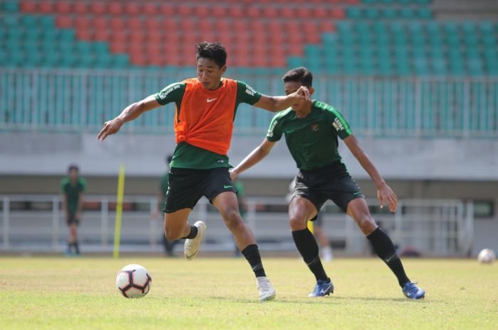 Serdy Ephy Fano (kiri, rompi oranye) saat latihan perdana timnas U-19 Indonesia di Pakansari di Kabupaten Bogor. (dok.PSSI)