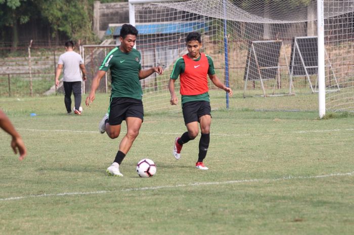 Aksi Serdy Hepyfano (kiri) dalam latihan timnas U-19 Indonesia di Stadion Pajajaran, Kota Bogor.