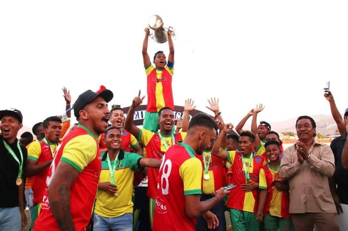 Suka cita para pemain, pelatih, dan jajaran ofisial Lalenok United seusai resmi menjuarai Liga Timor Leste 2019.