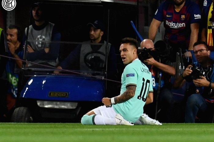 Striker Inter Milan, Lautaro Martinez, merayakan gol ke gawang Barcelona dalam laga di Camp Nou pada Rabu (2/10/2019).