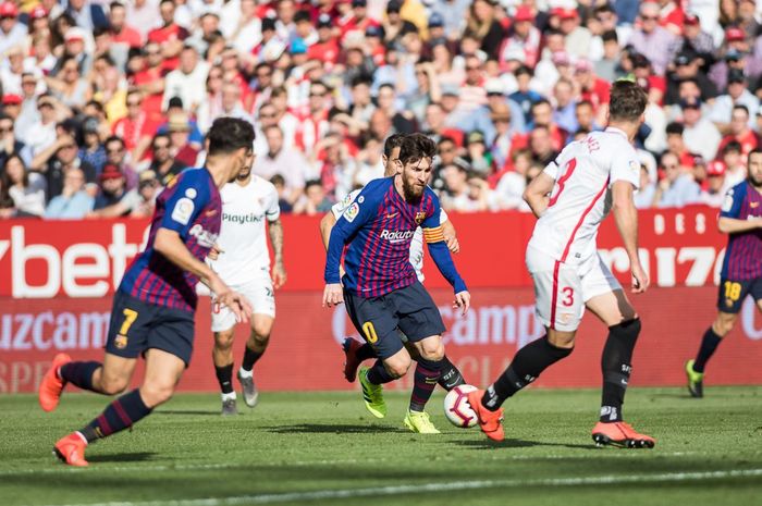 Kapten Barcelona, Lionel Messi (tengah), bersama Philippe Coutinho pada laga melawan Sevilla di LaLiga musim lalu.