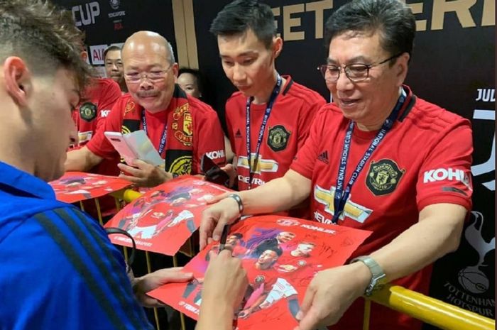 Momen saat Lee Chong Wei meminta tanda tangan Daniel James saat Manchester United berada di Singapura untuk menjalani laga pra-musim.