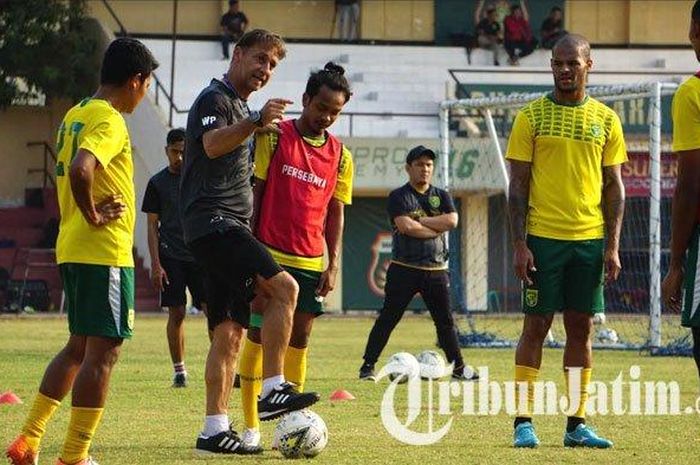Pelatih Persebaya Surabaya, Wolfgang Pikal, bersama anak asuhnya saat latihan Persebaya di Lapangan Polda Jatim, Rabu (4/9/2019). 
