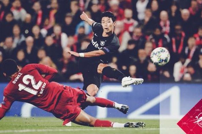 Pemain Salzburg, Hwang Hee-Chan (kanan), mencetak gol ke gawang Liverpool dalam laga Grup E Liga Champions di Stadion Anfield, Rabu (2/10/2019).