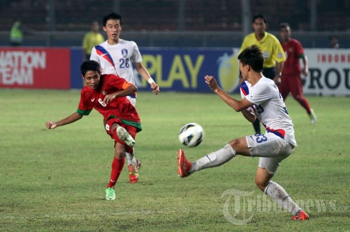 Kapten timnas U-19 Indonesia, Evan Dimas Darmono (kiri) menjebol gawang timnas U-19 Korea Selatan, Kualifikasi Piala Asia Grup G Piala Asia U-19 2014, di Stadion Utama Gelora Bung Karno (SUGBK), Senayan, Jakarta Pusat, Sabtu (12/10/2013).
