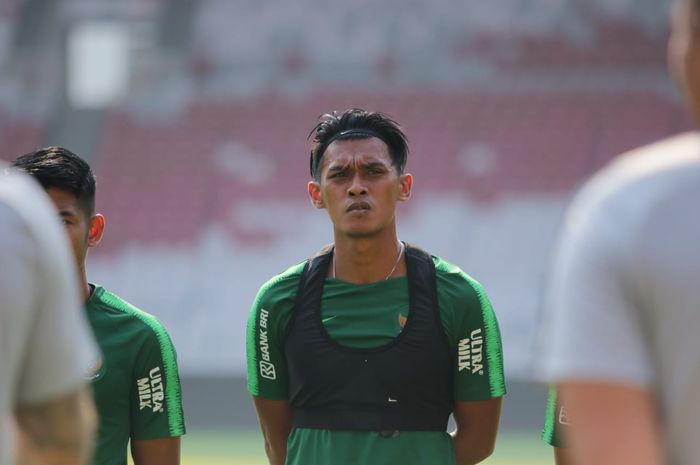 Penyerang timnas Indonesia, Lerby Eliandry, saat mendapatkan instruksi dari pelatih Simon McMenemy jelang pertandingan Kualifikasi Piala Dunia 2022 Zona Asia.
