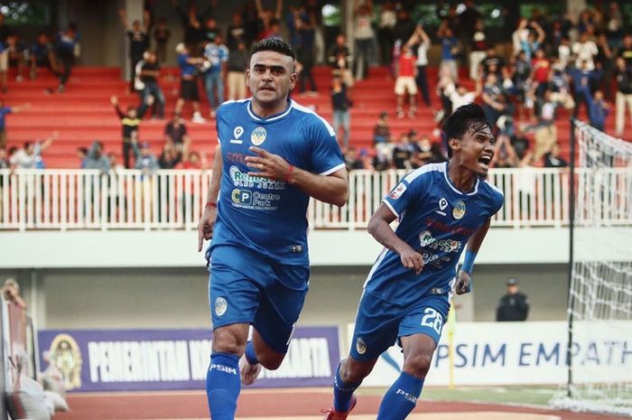 Striker PSIM Yogyakarta, Cristian Gonzales, merayakan gol yang dicetaknya ke gawang Madura FC pada kompetisi Liga 2 2019.