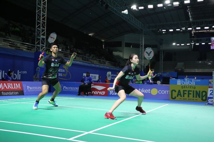 Pasangan ganda campuran Indonesia, Alfian Eko Prasetya/Angelica Wiratama, pada babak kedua Indonesia Masters 2019 Super 100 di GOR Ken Arok, Malang, Rabu (2/10/2019).