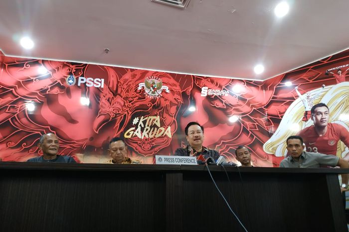 Ketua Komite Pemilihan pada Kongres Pemilihan PSSI, Syarif Bastaman bersama kolega dalam jumpa pers di Kantor PSSI, Jakarta, 4 Oktober 2019.