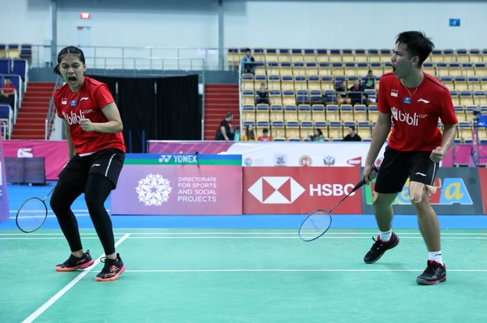 Pasangan gana campuran Indonesia, Daniel Marthin (kanan) dan Indah Cahya Sari Jamil, pada pertandingan Kejuaraan Dunia Junior 2019 di Kazan, Rusia, Jumat (4/10/2019)