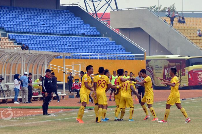 Pemain Sriwijaya FC merayakan gol yang dicetak ke gawang PSPS Riau pada gelaran Liga 2 2019 di Stadion Gelora Sriwijaya, Jakabaring, Palembang, pada 16 September 2019.