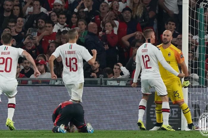 Aksi Jose Pepe Reina ketika sukses menahan tendangan penalti dari Lasse Schone pada menit ke-90+3 dan mengamankan kemenangan 2-1 AC Milan atas Genoa di Stadion Luigi Ferraris, Sabtu (5/10/2019) atau Minggu dini hari WIB.