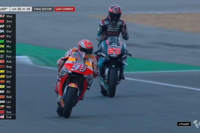 Rider asal Prancis, Fabio Quartararo (kanan), bereaksi ketik amelintasi garis finish setelah dilewati Marc Marquez pada MotoGP Thailand 2019, Minggu (6/10/2019).