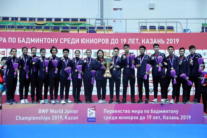 Tim bulu tangkis Indonesia berpose dengan Piala Suhandinata setelah mengalahkan China 3-1 pada final beregu Kejuaraan Dunia Junior 2019 di Kazan, Rusia, Sabtu (5/10/2019).