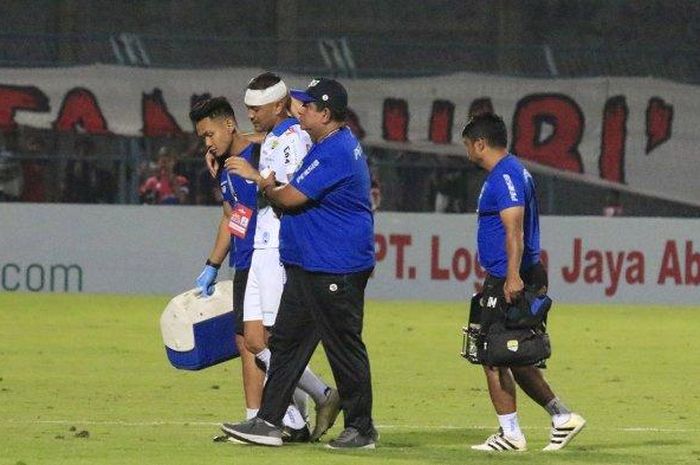 Gelandang Persib, Omid Nazari, dibopong keluar lapangan setelah mengalami cedera melawan Madura United pada pekan ke-22 Liga 1 2019, Sabtu (5/10/2019).