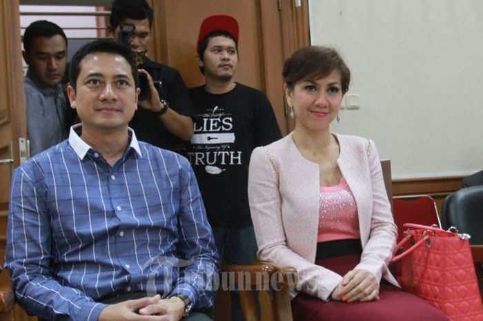 Venna Melinda dan Ivan Fadilla saat menjalani sidang gugatan cerai mereka di Pengadilan Agama, Jakarta Selatan, Senin (3/6/2013).