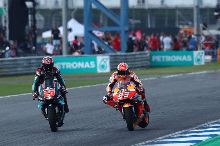 Momen saat Fabio Quartararo (Kiri) berduel dengan Marc Marquez (Kanan) pada balapan MotoGP Thailand 2019, Minggu (6/10/2019)