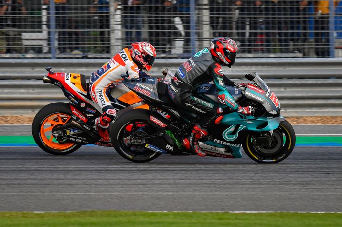 Fabio Quartararo mencoba untuk overtake Marc Marquez di tikungan terakhir sirkuit Buriram, MotoGP Thailand 2019