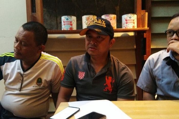 Kasubag Perlengkapan dan Pemeliharaan Bambang Nugraha dan Kabag Humas dan Protkol Sekretariat DPRD Jabar Yedi Sunardi saat menjelaskan kronologi penamparan yang dilakukan Ketua DPRD Jabar Taufik Hidayat di Jalan Progo, Bandung, Sabtu (5/10/2019) sore.