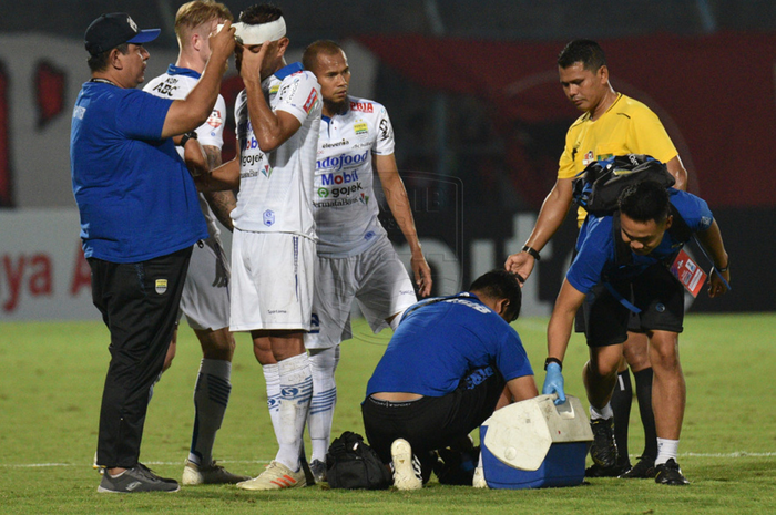 Kapten Persib Bandung, Supardi, saat melihat kondisi Omid Nazari pada laga Persib Bandung Vs Madura United