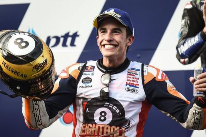 Pembalap Repsol Honda, Marc Marquez, berpose di podium setelah memastikan gelar juara dunia MotoGP 2019 di Sirkuit Chang Buriram, Thailand, Minggu (6/10/2019).