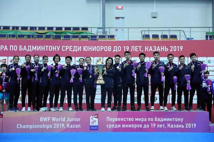 Tim bulu tangkis Indonesia berpose dengan Piala Suhandinata setelah mengalahkan China 3-1 pada final beregu Kejuaraan Dunia Junior 2019 di Kazan, Rusia, Sabtu (5/10/2019).