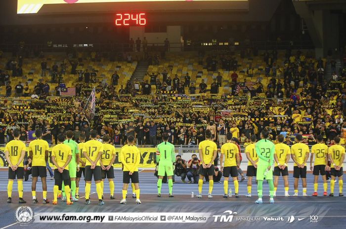 Pemain timnas Malaysia memberikan penghormatan ke suporternya seusai mengalahkan timnas Sri Lanka pada laga persahabatan di Stadion Nasional Bukit Jalil, Kuala Lumpur, 5 Oktober 2019.