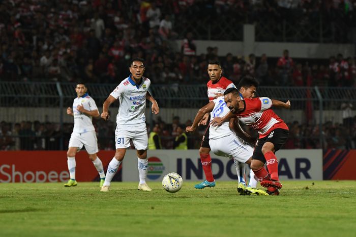 Pesepak bola Madura United, Diego Assis (kanan) berusaha melewati pemain lawan dan berujung hadiah  tendangan pinalti saat melawan Persib Bandung dalam lanjutan liga 1 di Stadion Gelora Bangkalan, Madura, Sabtu (5/10/2019)