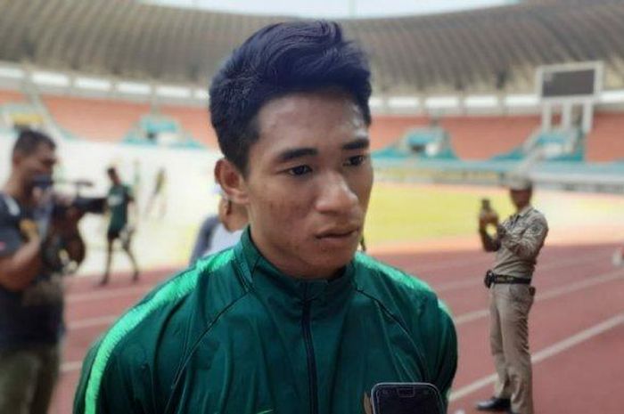 Serdy Ephy Fano menjawab pertanyaan wartawan seusai latihan bersama timnas U-19 Indonesia di Stadion Pakansari, Kabupaten Bogor, Senin (7/10/2019).