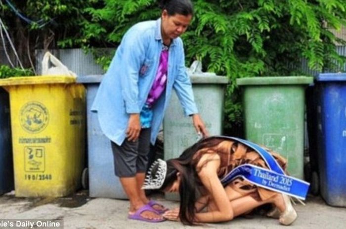 Ratu Kecantikan Thailand mencium kaki ibunya yang seorang pemulung.