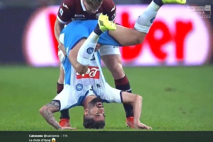 Bek sayap Napoli, Elseid Hysaj, mengalami insiden nyaris berujung maut setelah dirinya berduel udara dengan bek Torino, Cristian Ansaldi, Minggu (6/10/2019).