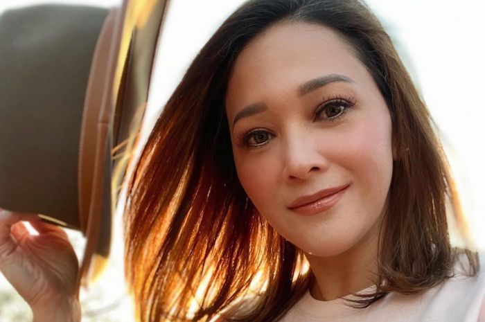 Cantiknya tampilan Maia Estianty padukan kaus oblong dengan rok tutu kekinian, tambah muda!