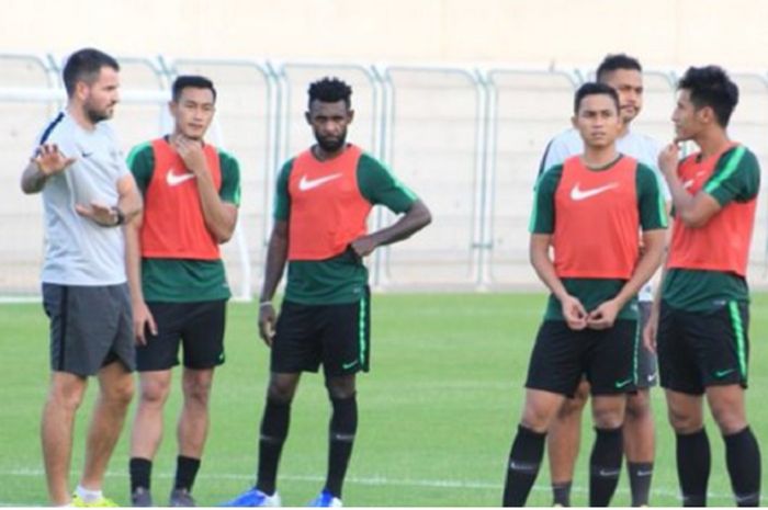 Pelatih Timnas Indonesia Simon McMenemny (kiri) memberikan arahan kepada pemainnya di sela latihan di Dubai, Uni Emirat Arab, Selasa (8/10/2019).