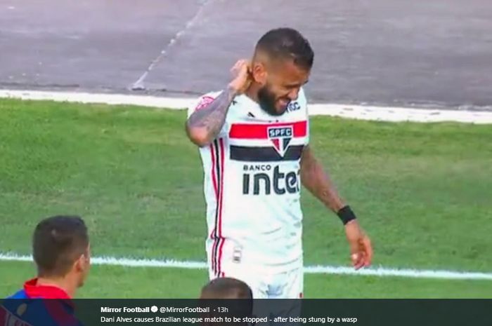 Danie Alves tampak kesakitan setelah lehernya disengat oleh lebah ketika pertandingan Sao Paulo kontra Fortaleza, Sabtu (5/10/2019).