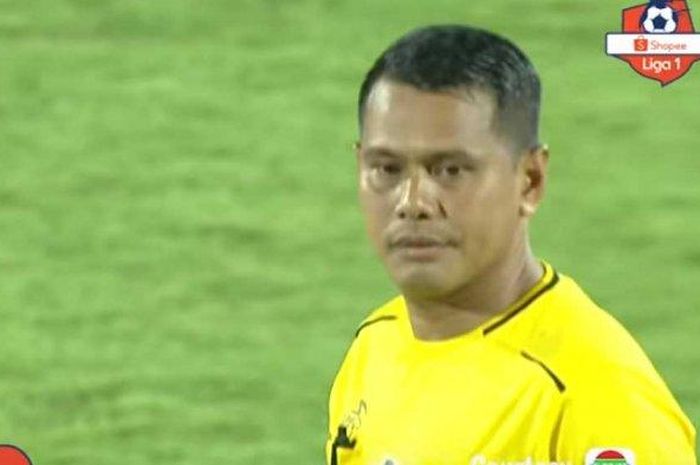 Wasit Faulur Rosy yang memimpin jalannya pertandingan Madura United vs Persib Bandung pada pekan ke-22 Liga 1 2019 di Stadion Gelora Bangkalan, Madura, Sabtu (5/10/2019).