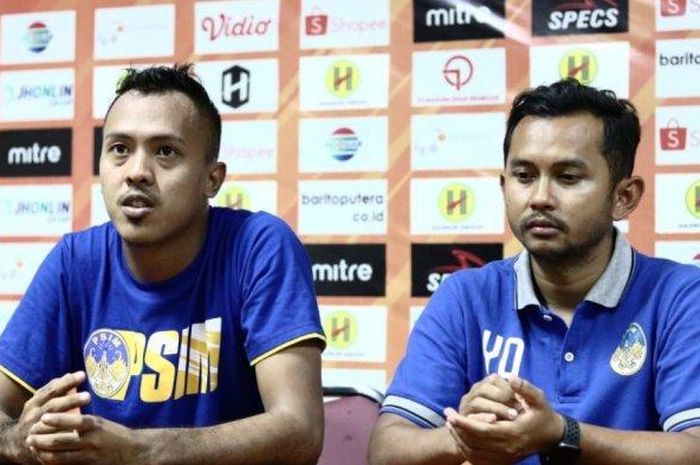 Asisten pelatih PSIM Yogyakarta, Yusuf Prasetiyo, dan pemain PSIM, Aldaier Makatindu, memberikan tanggapan saat konferensi pers setelah laga kontra Martapura FC pada pekan ke-19 Liga 1 2019, 8 Oktober 2019.