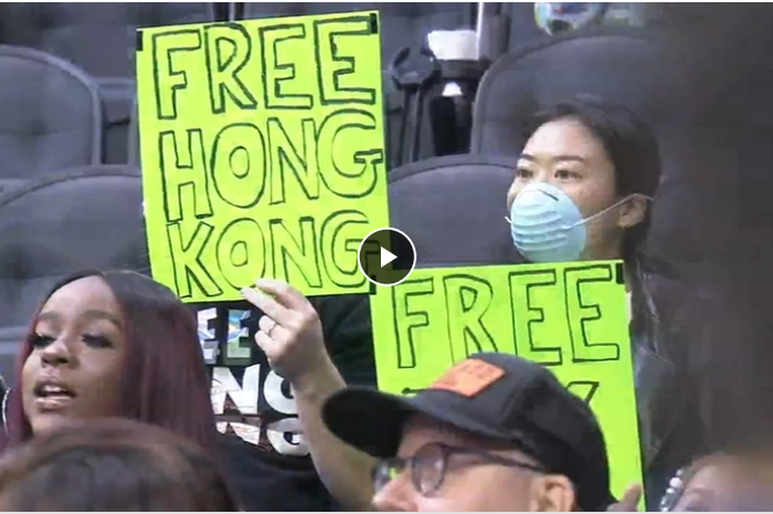 Fans membawa papan yang menunjukkan dukungan bagi Hong Kong pada laga pramusim Philadelphia 76ers.