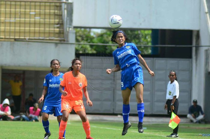 Siti Latipah Nurul Inayah mencoba menghalau bola.