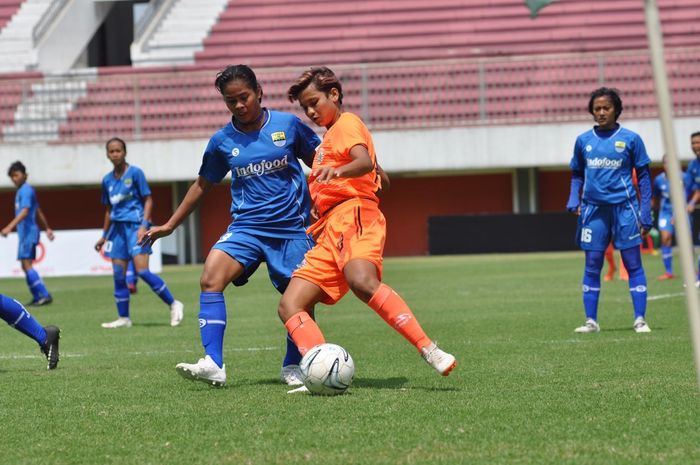 Aksi pemain Persija Jakarta putri, Carla Bio Pattinasarany, mendapat pengawalan ketat dari pemain Persib Bandung putri pada lanjutan Liga 1 Putri 2019 di Stadion Maguwoharjo, Sleman, Rabu (9/10/2019).