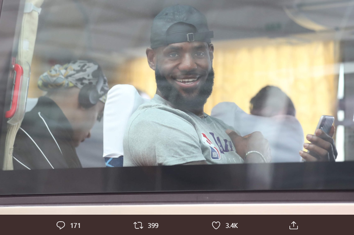 Pemain Los Angeles Lakers, LeBron James, menaiki bus untuk mengikuti latihan tim di Shanghai, China, pada Rabu (9/10/2019).