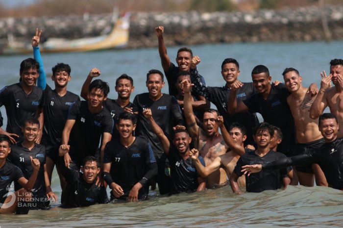 Para pemain Persela Lamongan saat mengikuti program latihan di Pantai Delegan, Kabupaten Gresik, untuk memanfaatkan jeda kompetisi Liga 1 2019