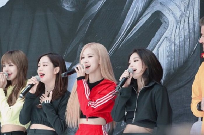 David Beckham bersama dengan personil Blackpink sedang melakukan promosi Adidas Ultraboost di Korea Selatan, Rabu (9/10/2019).