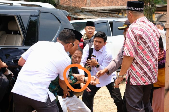 Wiranto ditusuk orang tak dikenal