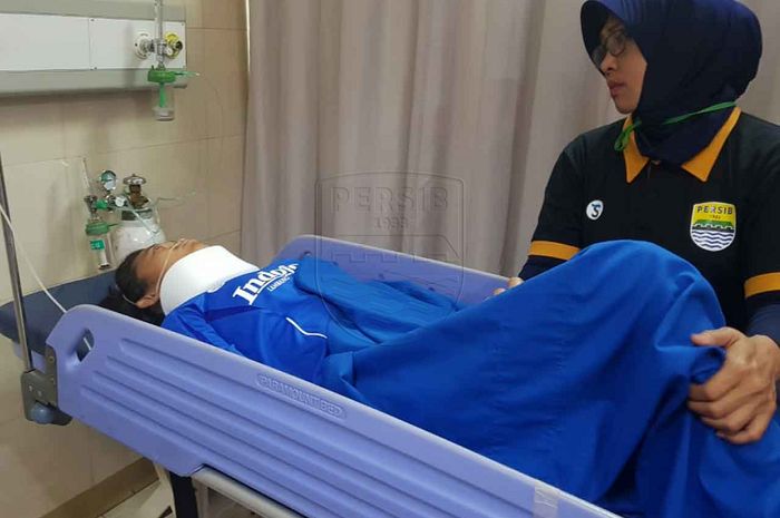 Satu pemain Persib Bandung Putri, Mila Nur Karmila, dibawa ke rumah sakit.