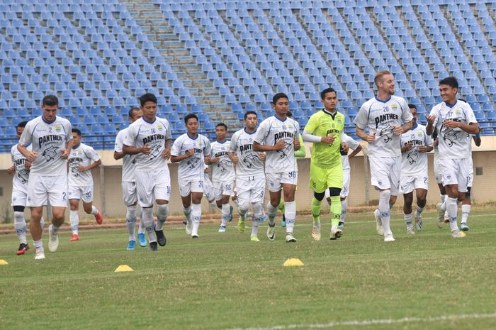 Suasana latihan Persib Bandung di Stadion Si Jalak Harupat, Kabupaten Bandung pada Kamis (10/10/2019).