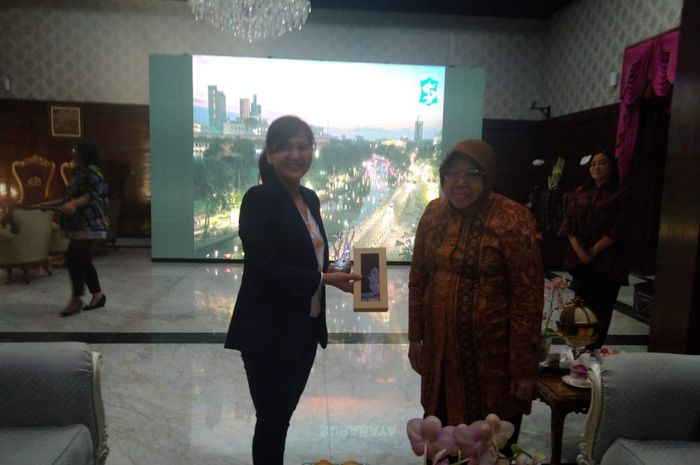 Sekjen PSSI, Ratu Tisha, ketika melakukan audiensi ke Walikota Surabaya, Tri Rismaharini, Kamis (10/10/2019).