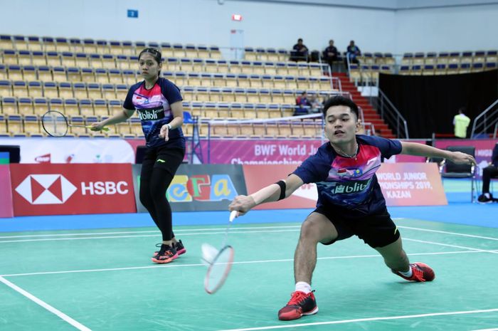 Pasangan ganda campuran Indonesia, Leo Rolly Carnando/Indah Cahya Sari Jamil, pada babak kedua Kejuaraan Dunia Junior 2019 di Gymnastics Center, Kazan, Rusia, Kamis (10/10/2019).