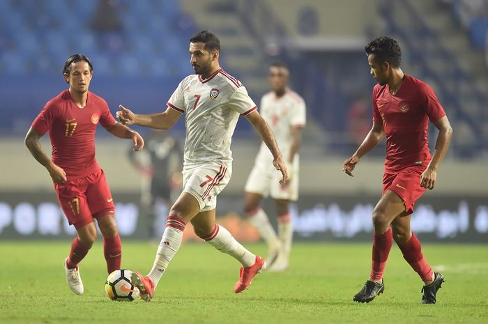Striker timnas Uni Emirat Arab (UEA), Ali Mabkhout dibayangi Irfan Bachdim dari timnas Indonesia, di Stadion Al Maktoum, Kamis (10/10/2019).
