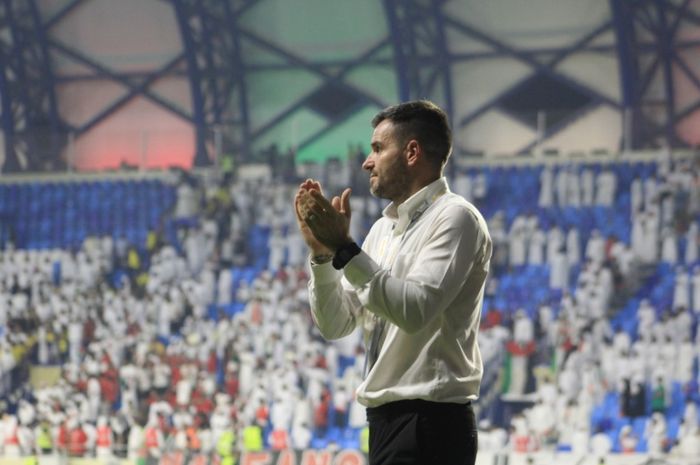 Pelatih timnas Indonesia, Simon McMenemy, saat pertandingan Indonesia melawan UEA di Stadion Al-Maktoum, Kamis (10/10/2019).